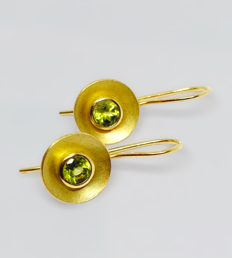 Ohrhänger mit Peridote aus 750 Gold 