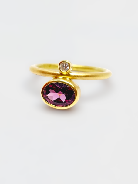 Ring aus 750 Gold mit Rhodolit und Diamant