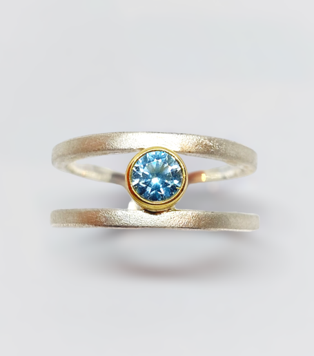 Silber Ring 925 Sterlingsilber mit echte Goldfassung gefasster Edelstein blauer Natur Zirkon